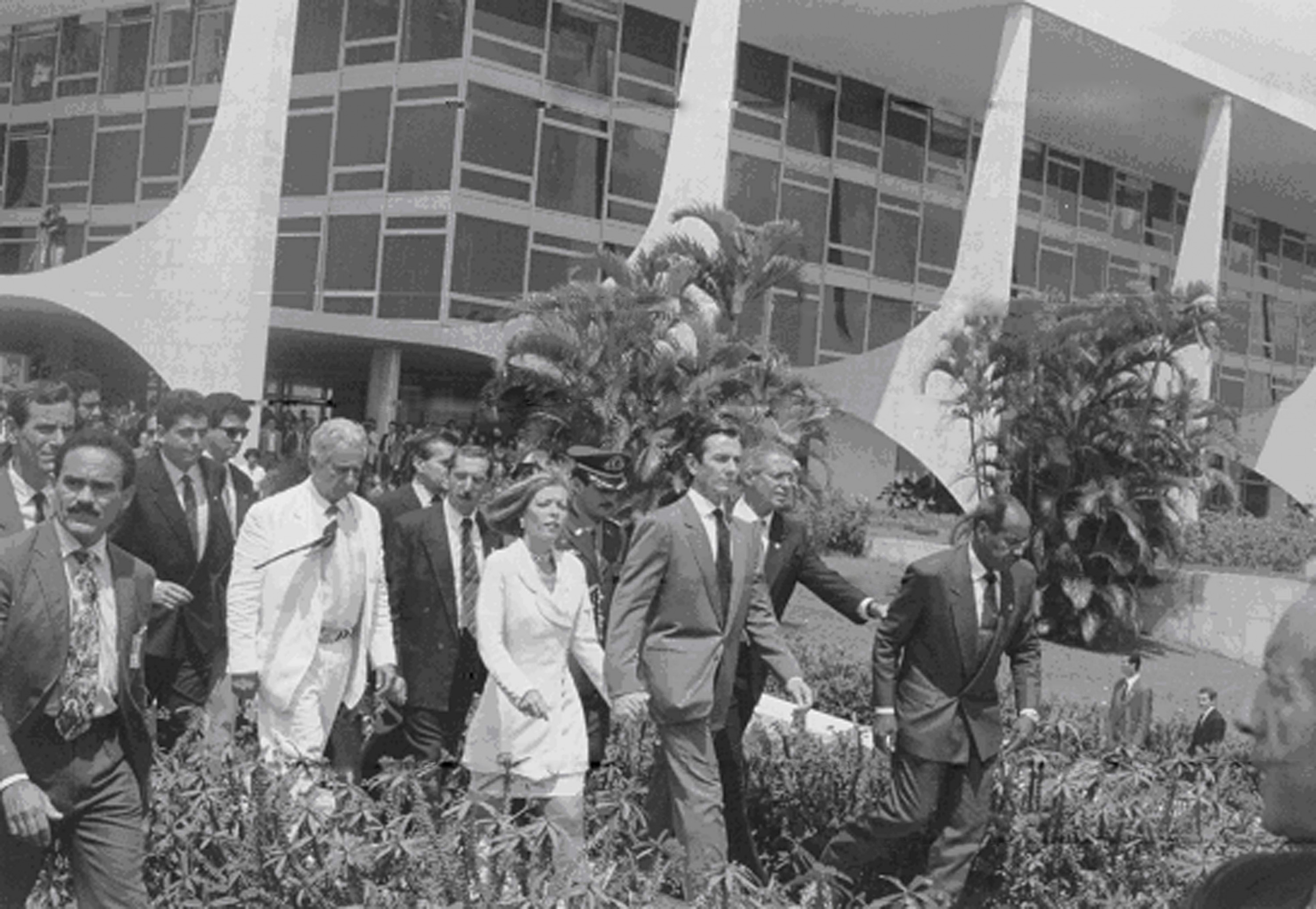 Dia histórico: Collor e Rosane deixam o Planalto debaixo de altíssima insatisfação popular. | Elza Fiuza