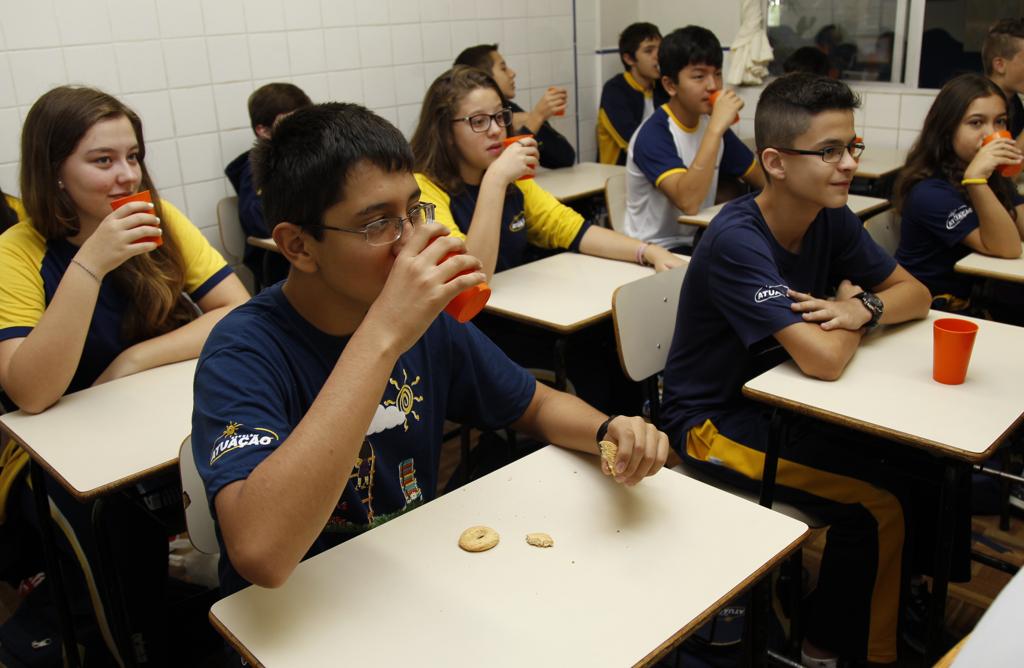 No Colégio Atuação, alunos recebem um reforço de alimentação depois que se identificou que 70% deles não tomavam café da manhã. | Aniele Nascimento/Gazeta do Povo