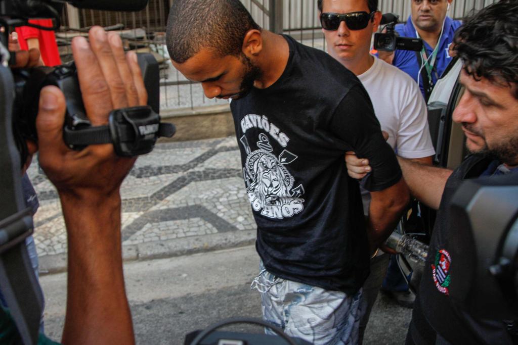 Torcedor do Corinthians é levado para a delegacia: 60 mandados de prisão foram emitidos contra integrantes de organizadas. | Marivaldo Oliveira/Codigo 19/Folhapress