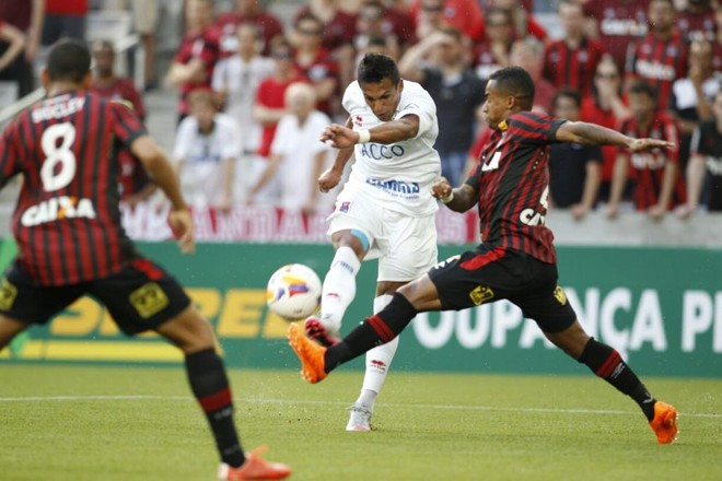 Robson tenta furar a defesa do Atlético, mas manda para fora. | Daniel Castellano Gazeta do Povo
