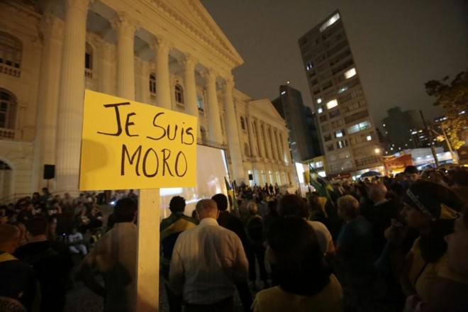 Ato em apoio ao juiz Sergio Moro na Praça Santos Andrade. | Pedro Serapio Gazeta do Povo