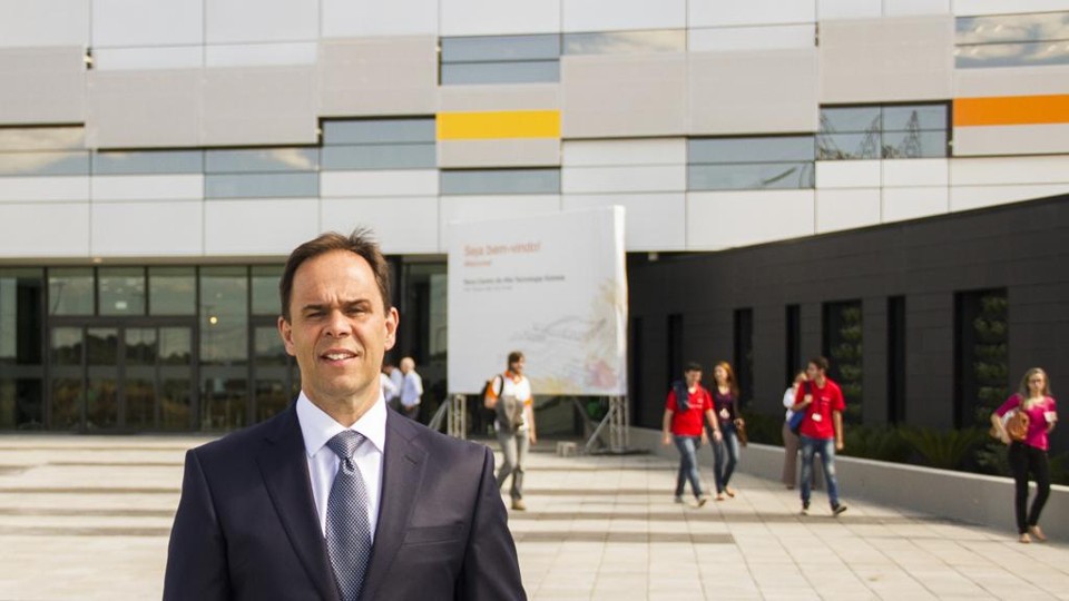 Luis Araujo, executivo-chefe mundial da Aker Solutions, em frente à nova sede brasileira: “Apesar do momento difícil do mercado, acreditamos muito no país”. | Luis Batista/Divulgação