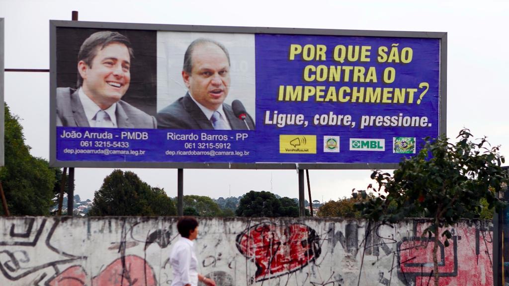 Outdoor instalado na Rua Alberto Folloni, em Curitiba. | Albari Rosa/Gazeta do Povo
