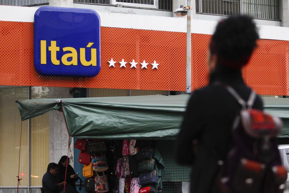 As receitas com tarifas subiram 14,1% entre 2014 e 2015, considerando os cinco maiores bancos do país, de R$ 26,1 bilhões para R$ 29,8 bilhões | Daniel Castellano/Gazeta do Povo