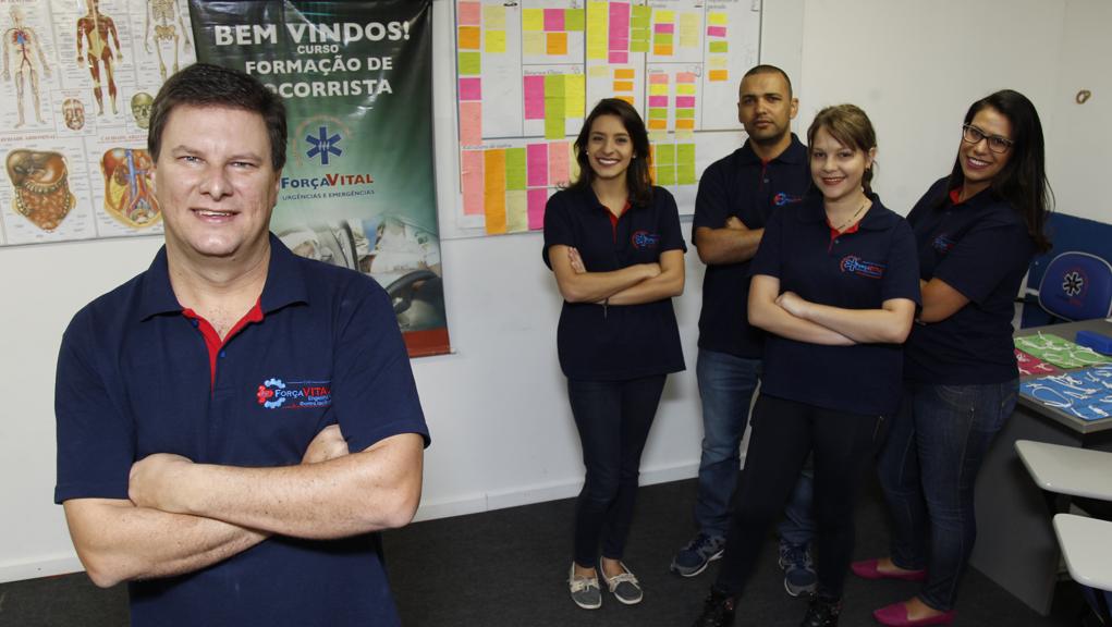 Empresário Jackson Jarzynski e sua equipe exibem o quadro do Canvas na parede da Força Vital: processos reformulados. | Aniele Nascimento/Gazeta do Povo