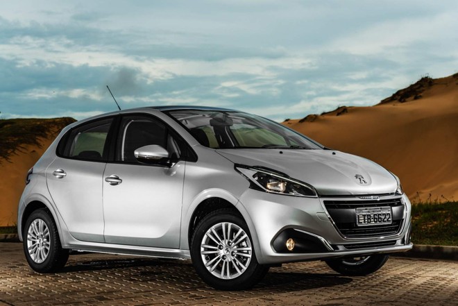 PEUGEOT 208 1.2 (três cilindros). Consumo: 10,9/11,7 km/l (cidade/estrada) com etanol; 15,1/16,9 km/l (cidade/estrada) com gasolina. Potência: 84/90 cv (g/e). Câmbio: manual de 5 marchas. Preço: a partir de R$ 48.190. |