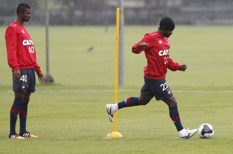 O meia Nikão (dir.) admite que o Atlético ficou devendo na primeira fase, mas avisa: “O Paranaense começa agora”. | Aniele Nascimento/Gazeta do Povo