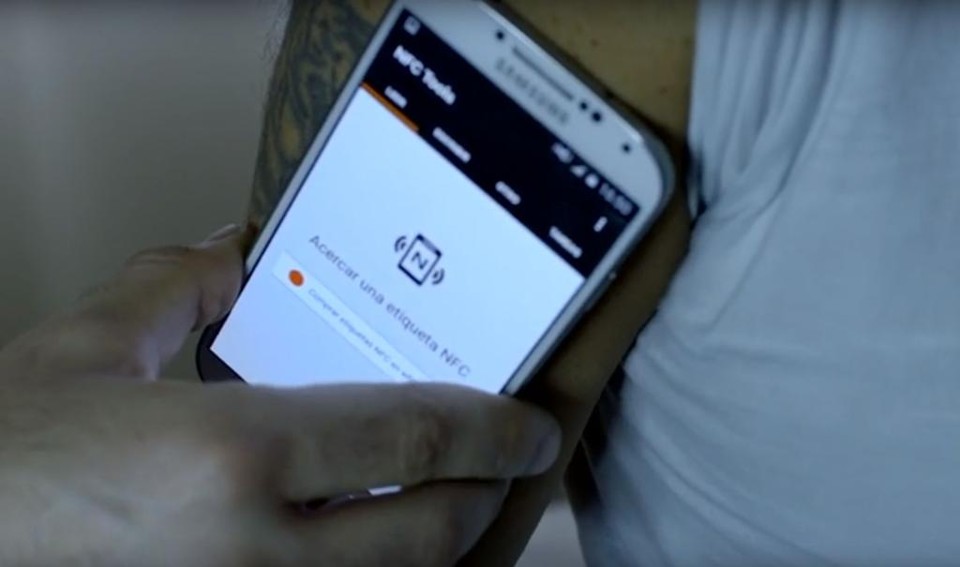 Após implante, torcedor passa por teste com celular para ver se chip foi implantado corretamente | Reprodução/Tigre
