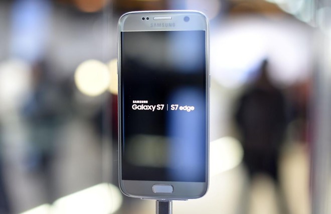 Samsung Galaxy S7 Edge ficou na segunda colocação. | Lluis Gene/AFP