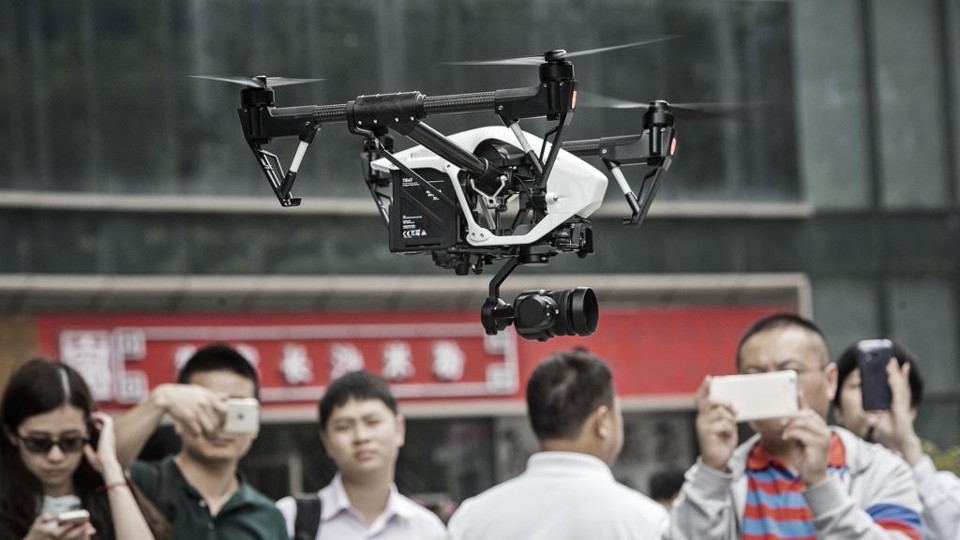 Uma das mais recentes febres tecnológicas, os drones têm sido um desafio para governos de todo o mundo, preocupados com privacidade, tráfego aéreo e terrorismo. | Qilai Shen/Bloomberg