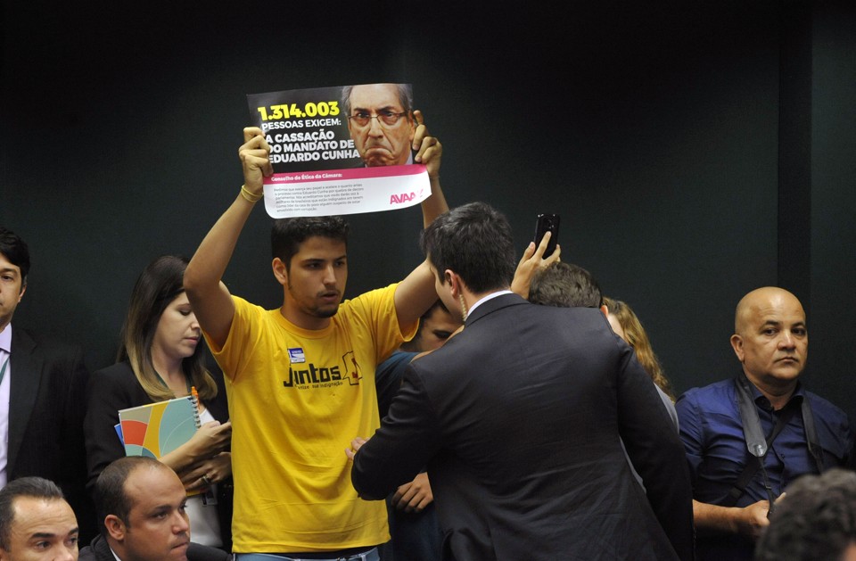 Integrantes do Avaaz foram até reunião do Conselho de Ética da Câmara entregar abaixo-assinado contra Eduardo Cunha | Luis Macedo/Câmara dos Deputados