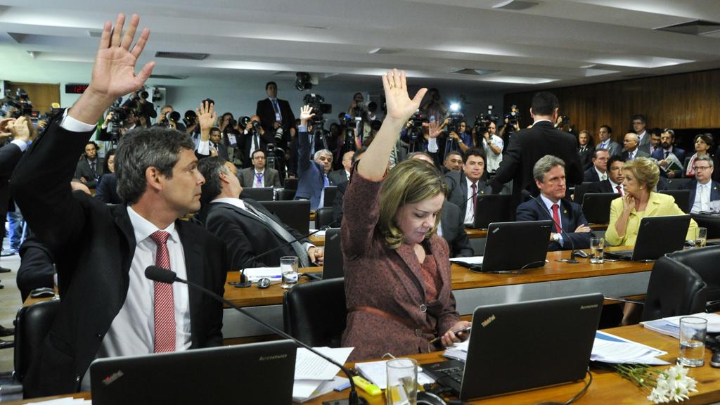 Lindbergh Farias e Gleisi Hoffmann são dois dos mais combativos em defesa da presidente Dilma Rousseff. | Geraldo Magela/Agência Senado
