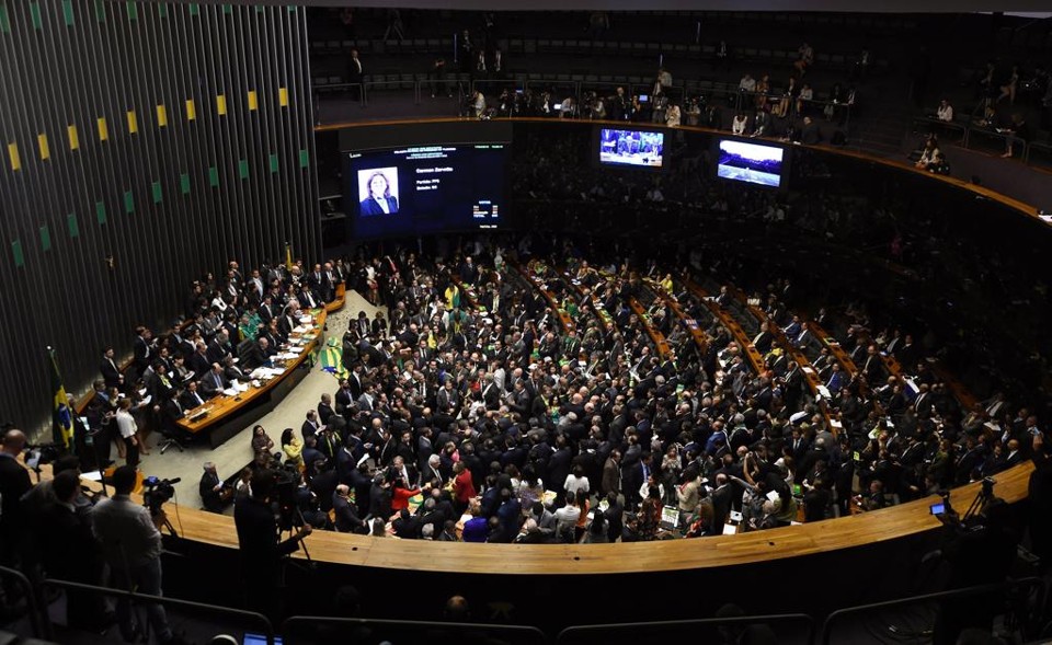 Câmara vota neste domingo (17) o impeachment de Dilma. | EVARISTO SA/AFP