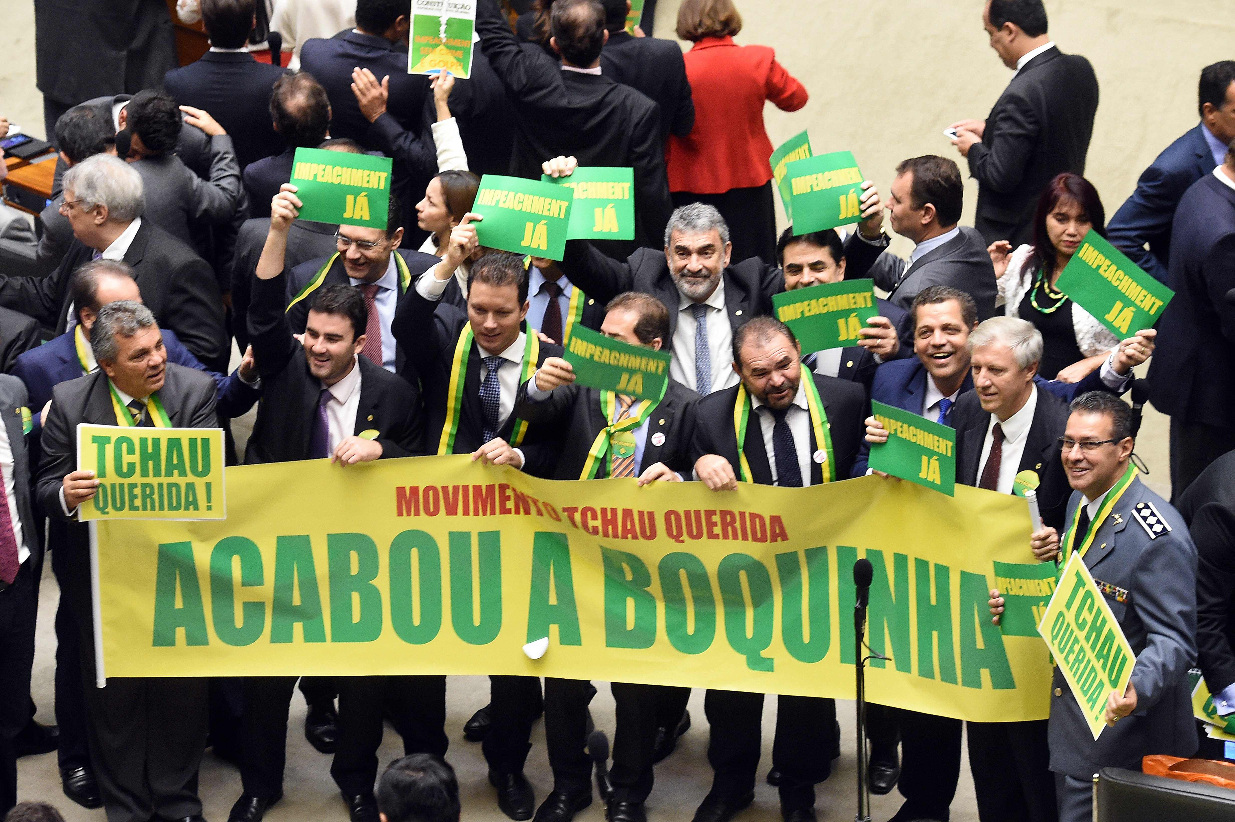 Deputados se aglomeram na Câmara, em Brasília, para mostrar seu apoio ao impeachment da presidente Dilma. | EVARISTO SA/AFP