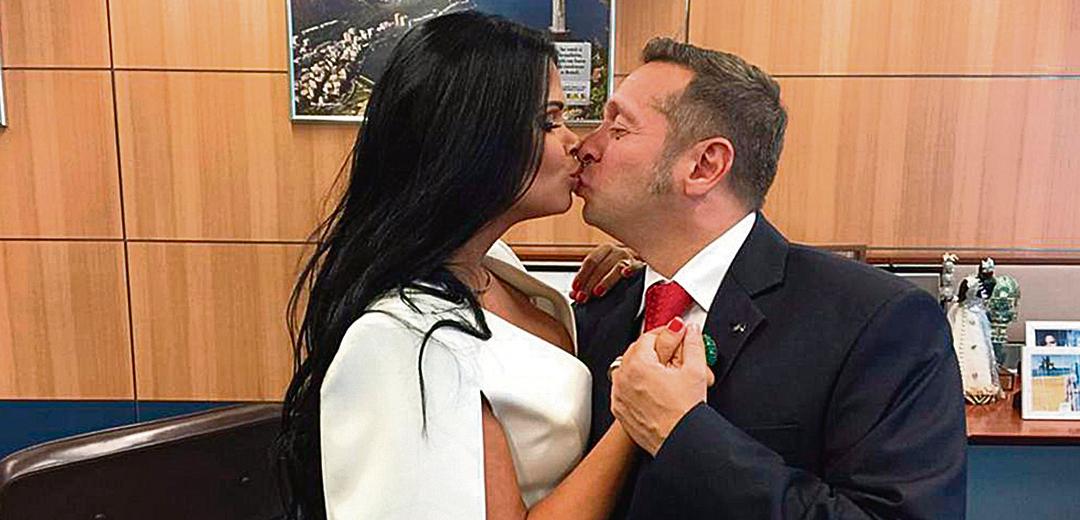 Ministro do turismo Alessandro Golombiewski Teixeira ganhou repercussão nas redes sociais por causa da esposa. | Reprodução/Facebook