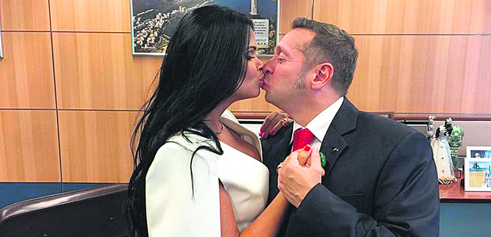 Ministro do turismo Alessandro Golombiewski Teixeira ganhou repercussão nas redes sociais por causa da esposa. | Reprodução/Facebook