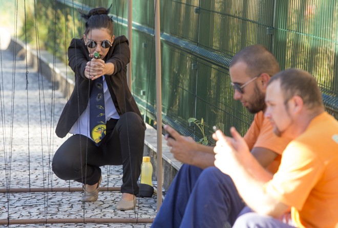 Tainá Roma fica dentro de “jaula” em frente ao Banco Central. | Hugo Harada/Gazeta do Povo