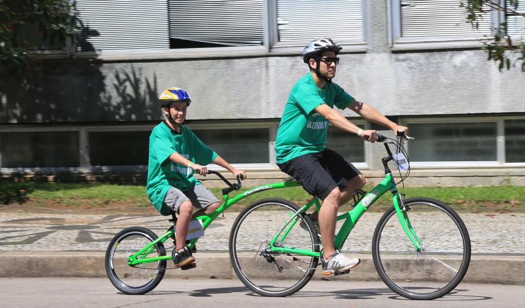 Cerca de 50 pessoas pedalaram pelas ruas históricas do centro da capital paranaense. | Ivonaldo Alexandre/Gazeta do Povo