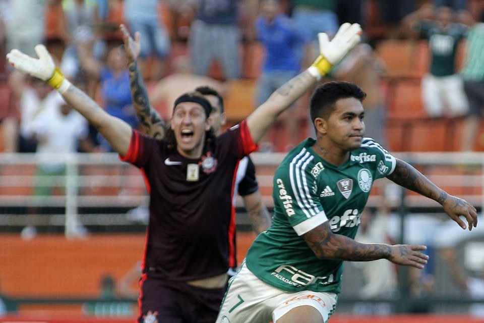 Dudu comemora o gol da vitória contra o Corinthians do goleiro Cássio, que aparece ao fundo reclamando da arbitragem. | Daniel Vorley/AGIF/Folhapress