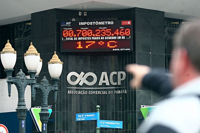 Sede da Associação comercial: crítica à corrupção e aos impostos. | /