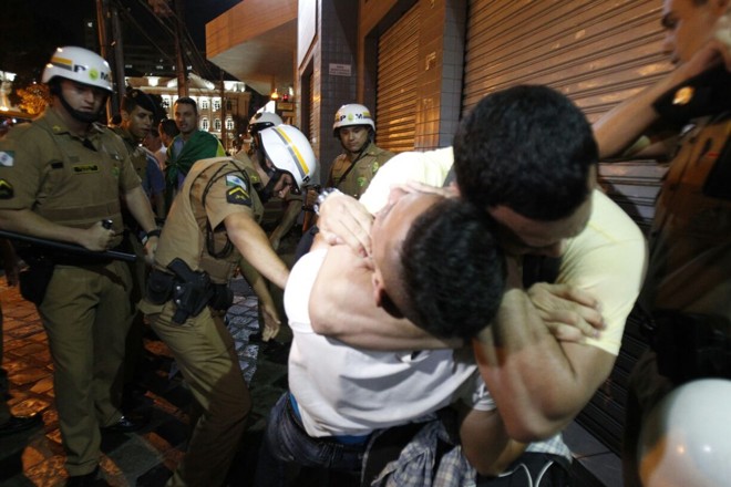 Rapaz leva gravata “por engano” em meio ao tumulto | Antonio More