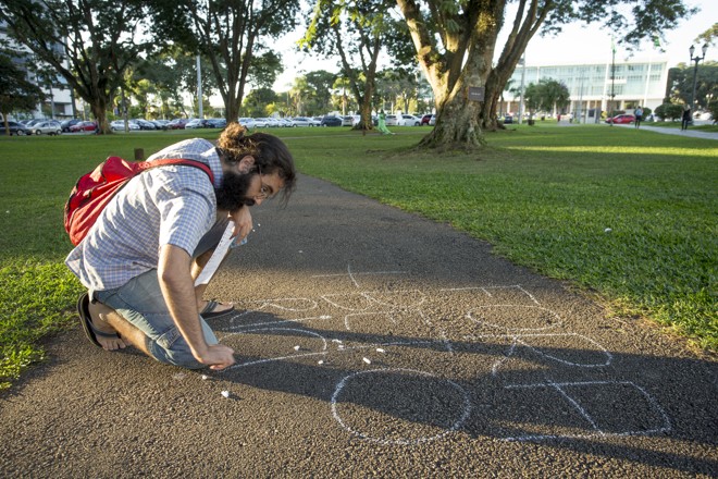 Interação inclui rabiscar o chão. | Hugo Harada/Gazeta do Povo