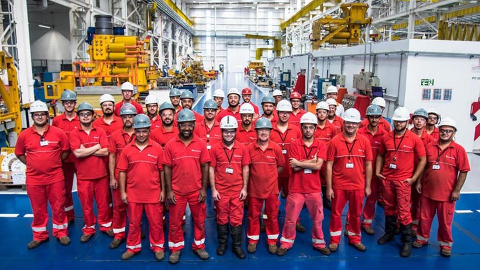 Funcionários da Aker Solutions em linha de produção da nova fábrica: unidade emprega 850 pessoas na Grande Curitiba. | Divulgação