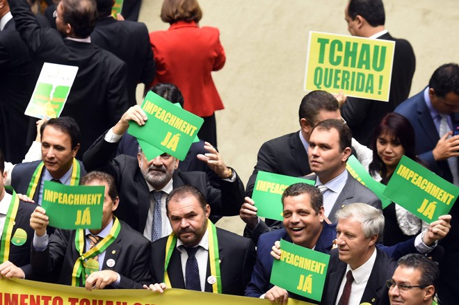 Membros da Câmara favoráveis ao impeachment demonstram seu posicionamento durante a sessão no Plenário. | EVARISTO SA/AFP