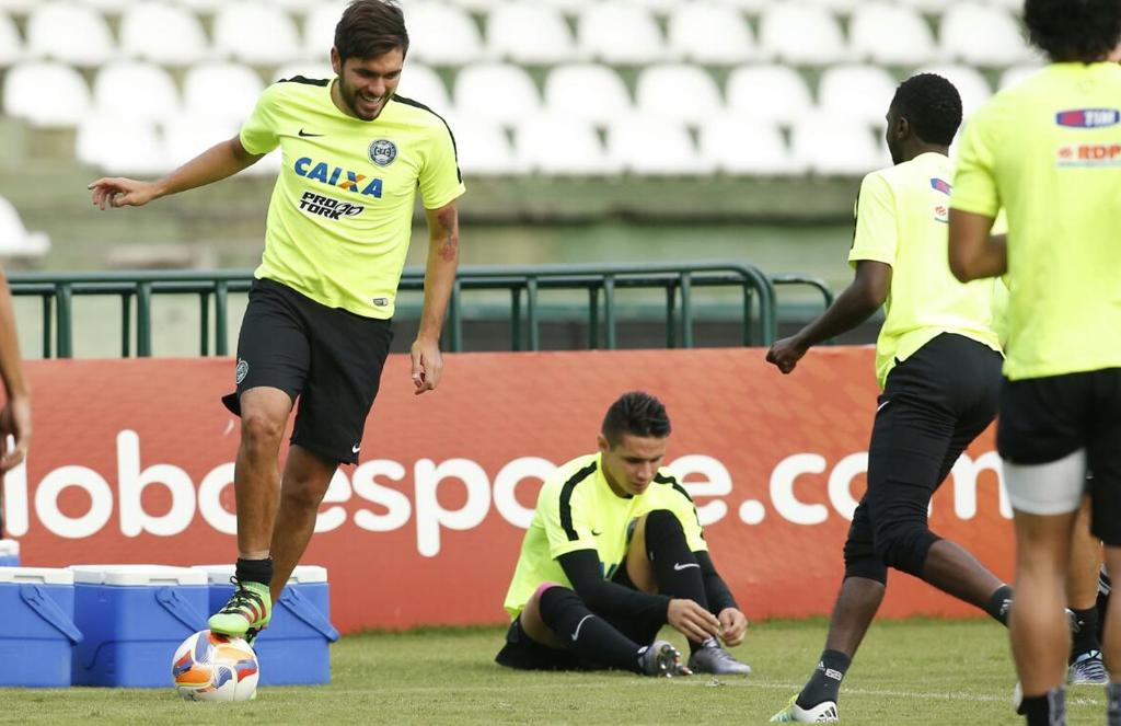 O paraguaio Ortega domina a bola durante treino do Coritiba no Couto Pereira: atacante ainda não marcou pelo Alviverde. | Hugo Harada/Gazeta do Povo