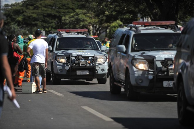 Carros da Polícia Militar se aproximam da área onde ocorrerá a votação do impeachment da presidente Dilma. | ANDRESSA ANHOLETE/AFP