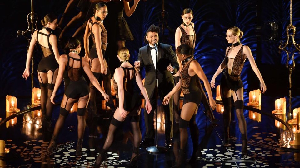 Tesfaye durante sua apresentação na cerimônia do Oscar 2016, em  fevereiro. | Kevin Winter/AFP