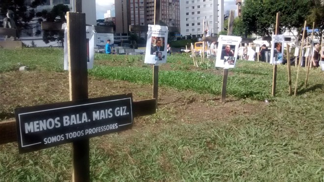 Mesmo sem protestos à tarde, intervenções ainda relembravam os episódios de violência no Centro Cívico nesta semana | Angieli Maros