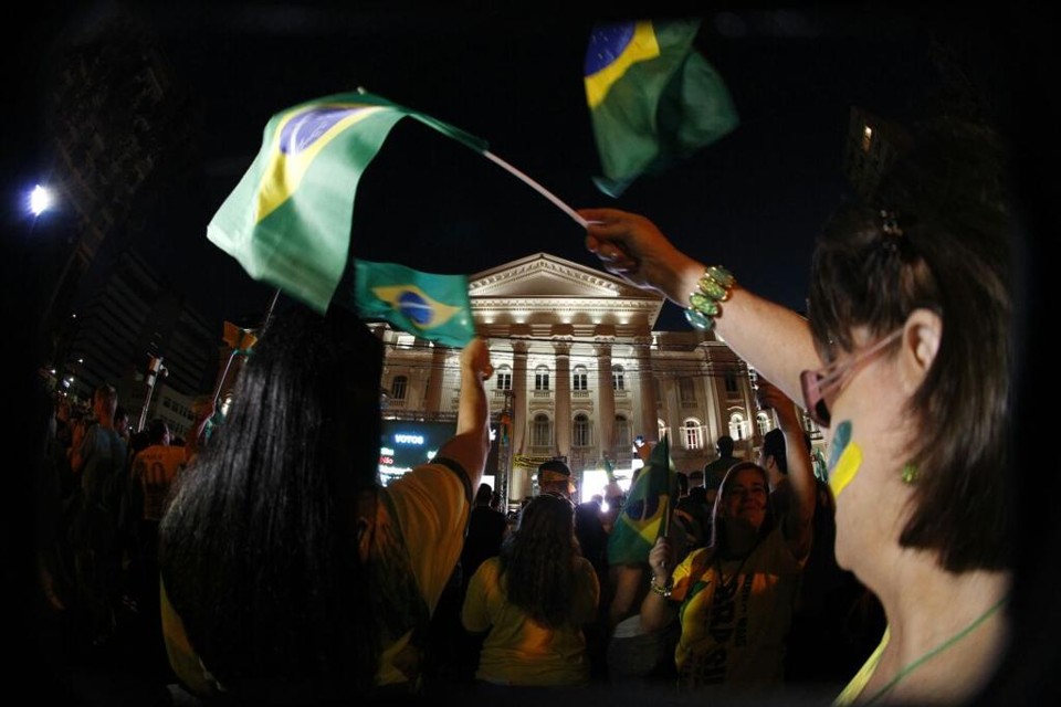 Manifestantes pró-impeachment em Curitiba | Daniel Castellano/Gazeta do Povo