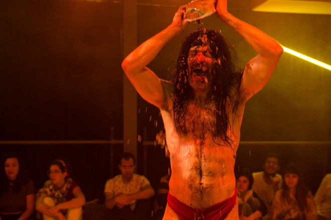 André Masseno em “O confete da Índia”. | Lina Sumizono