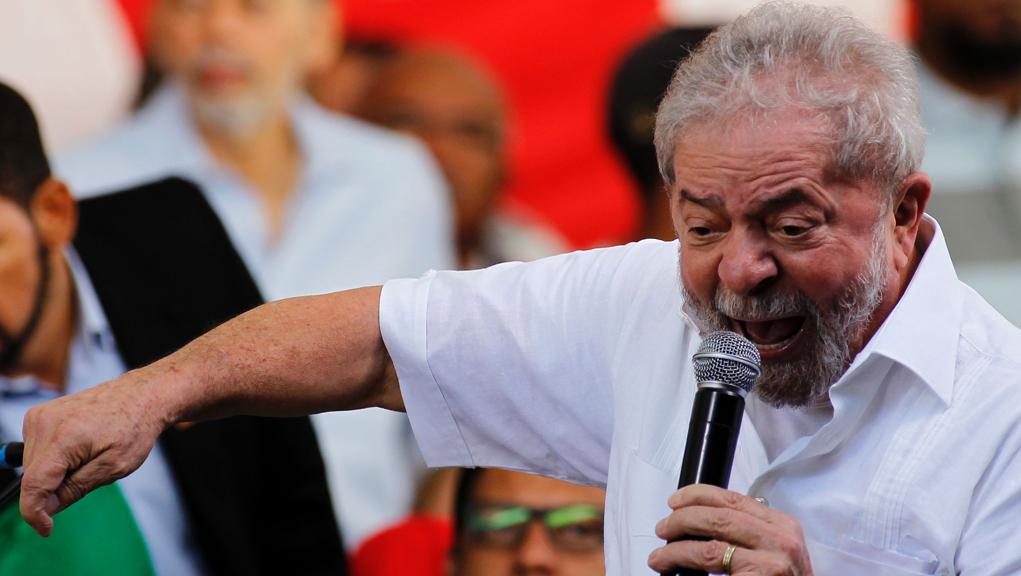 O ex-presidente Lula substituiu Dilma em encontro com movimentos sociais, em Brasília, enquanto a presidente corria atrás de votos. | BETO BARATA/AFP