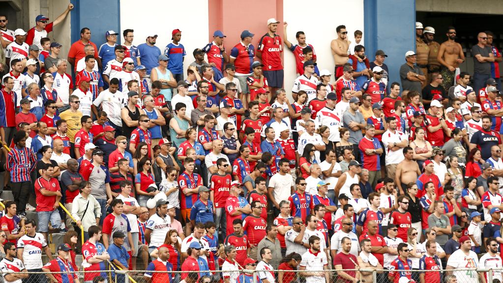 Torcida do Paraná na Vila Capanema: renda de bilheteria do Estadual foi praticamente toda usada para pagar despesas dos jogos. | Hugo Harada/Gazeta do Povo