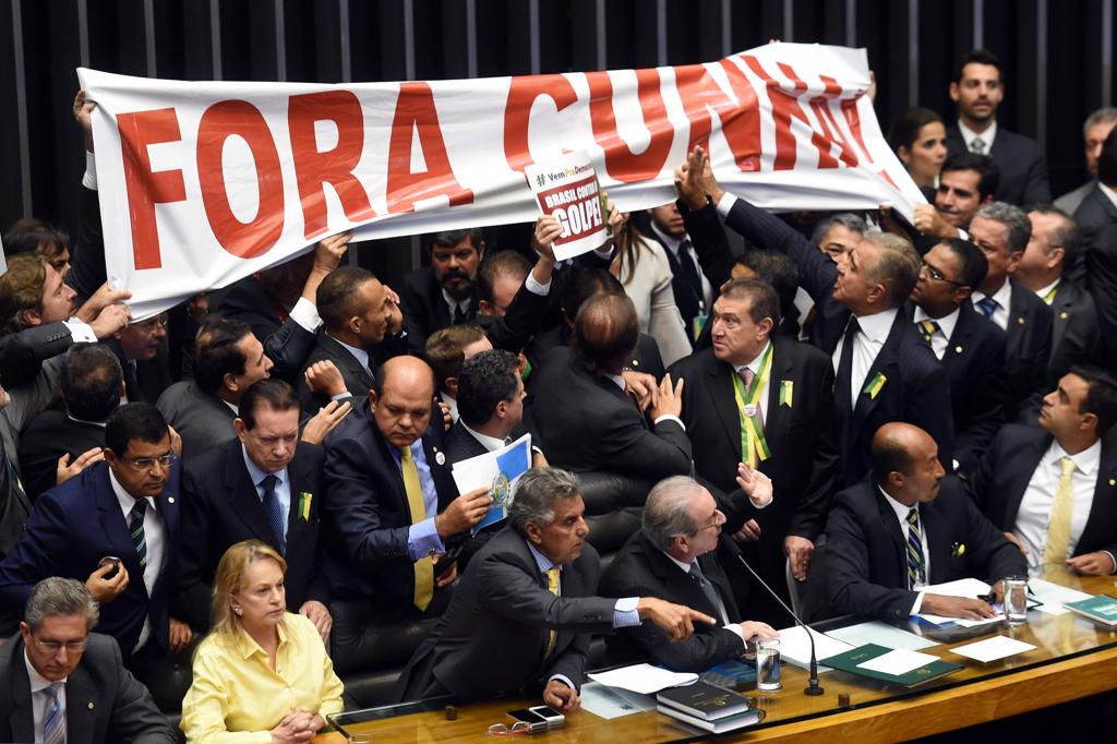 Deputados protestam contra Eduardo Cunha durante a votação do impeachment da presidente Dilma na Câmara. | EVARISTO SA/AFP