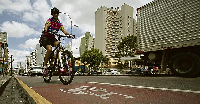 Valor seria suficiente para a construção de 100 quilômetros de ciclofaixas nos moldes atuais de Curitiba. | Henry Milléo/Gazeta do Povo