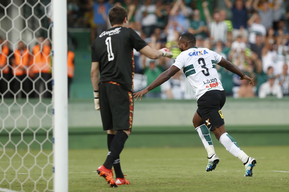 O zagueiro Luccas Claro marcou o segundo gol coxa na vitória deste sábado (23) por 2 a 0 diante do PSTC. | Henry Milleo/Gazeta
