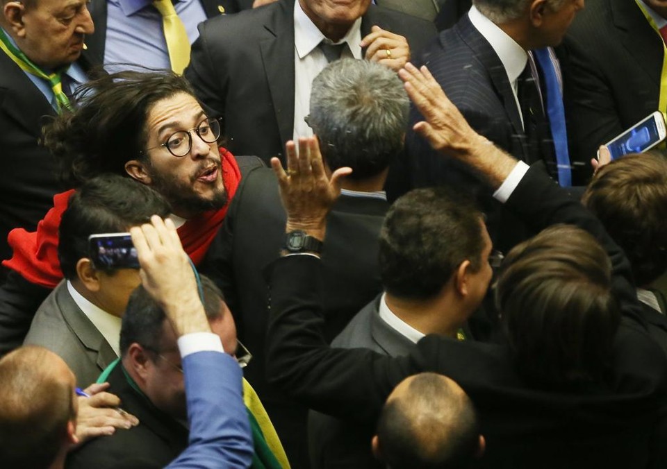 Wyllys cospe em direção de Bolsonaro | Alan Marques/Folhapress