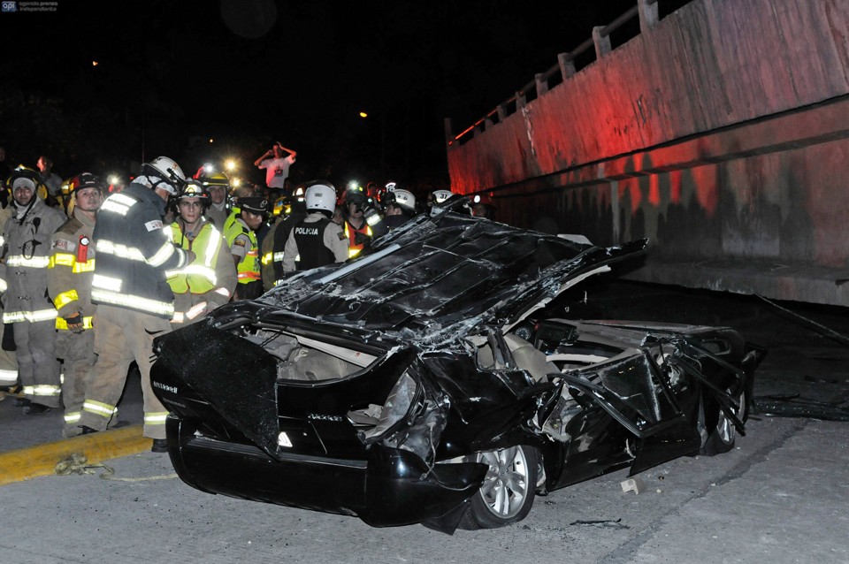 Carro destruído nas ruas de Guayaquil: 28 mortos pelo Equador. | MARCOS PIN MENDEZ / AFP