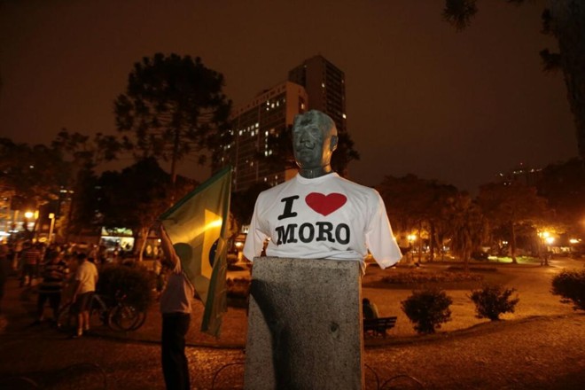 Ato em apoio ao juiz Sergio Moro na Praça Santos Andrade. | Pedro Serapio Gazeta do Povo