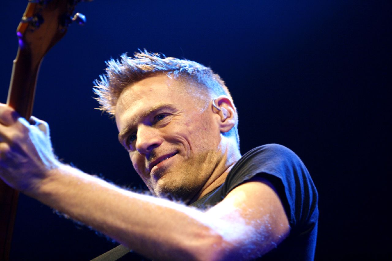 Bryan Adams critica normas discriminatórias. | Flickr/Reprodução