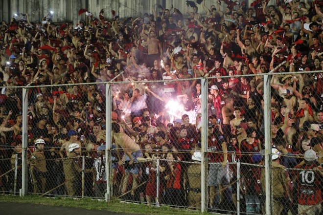 Torcida do Atlético comemora classificação para a final do Campeonato Paranaense. | Henry Milleo/Gazeta do Povo