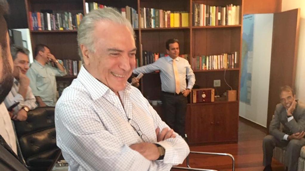 Michel Temer foi flagrado ao lado de aliados no Palácio do Jaburu. | Reprodução/Facebook
