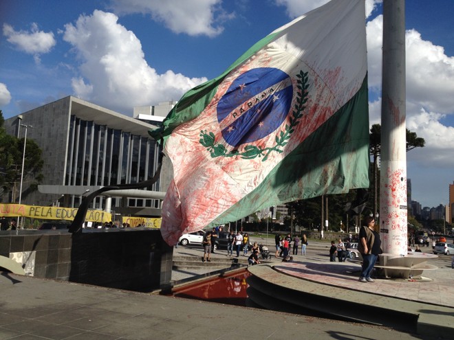 Mesmo sem protestos à tarde, intervenções ainda relembravam os episódios de violência no Centro Cívico nesta semana | 