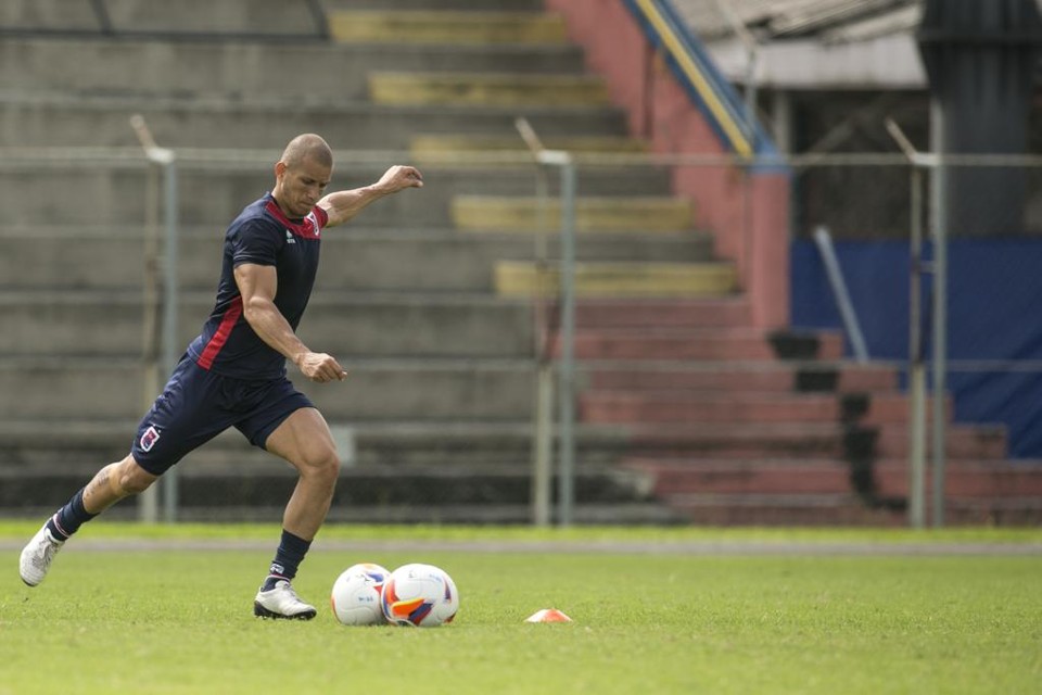 Mesmo fora do Paraná, lateral-direito Nei pode permanecer em Curitiba. | Marcelo Andrade/Gazeta do Povo