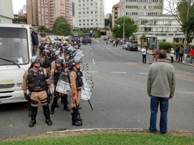 Um cordão de isolamento de policiais na rua Lysimaco Ferreira da Costa fez com que os manifestantes passassem ao Centro Cívico em conta-gotas. | Gazeta do Povo