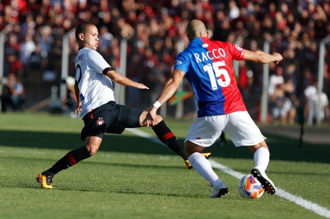 Marcos Guilherme e Nei se encontram no campo da Vila Capanema. | Henry Milleo/Gazeta do Povo
