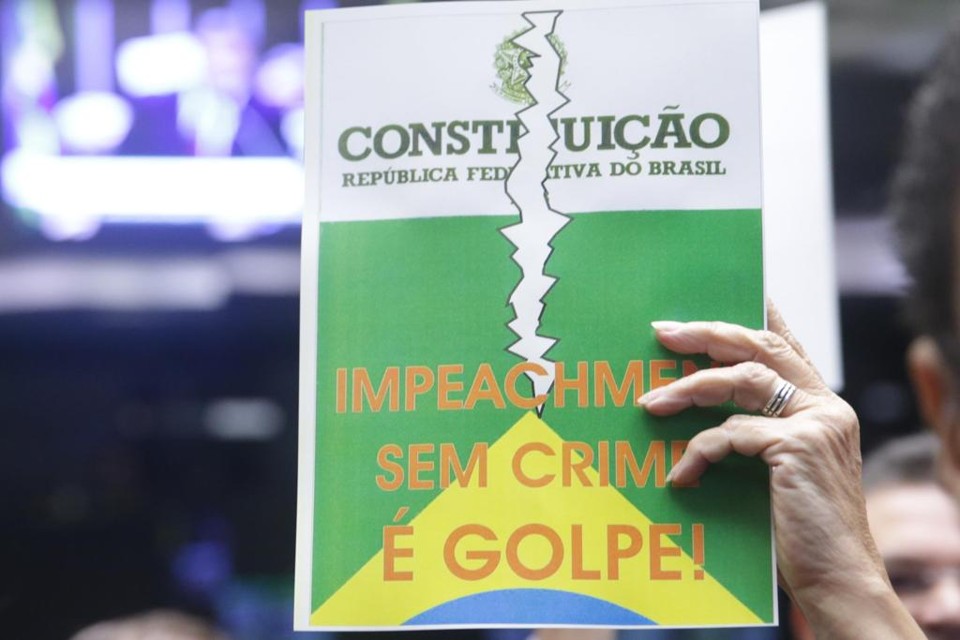 Deputado levanta cartaz de protesto contra o impeachment na Câmara | Divulgação/Ananda Borges / Câmara dos Deputados/